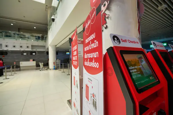 PHUKET, THAILAND - CIRCA JANUARY, 2020: Phuket Uluslararası Havalimanı 'nda görüldüğü üzere AirAsia kendi kendini kontrol kioskları.
