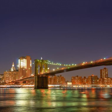 Geceleyin New York 'taki Brooklin Köprüsü manzarası.