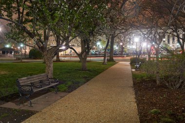 WASHINGTON D.C., ABD - CIRCA APRIL, 2011: Gece Washington D.C. sokak manzarası.