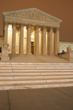 WASHINGTON D.C., ABD - CIRCA APRIL, 2011: ABD Yargıtay Binası 'nın batı cephesinin gece yarısı, D.C..