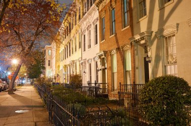 WASHINGTON D.C., ABD - CIRCA APRIL, 2011: Gece Washington D.C. sokak manzarası.