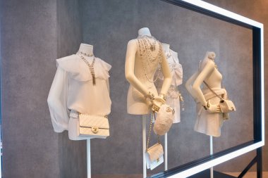 BANGKOK, THAILAND - CIRCA JANUARY, 2020: Siam Paragon alışveriş merkezindeki mağazada Chanel ürünleri sergilendi.