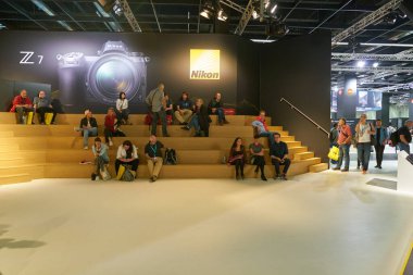 COLOGNE, ALMANY - CIRCA EPTEMBER, 2018: Photokina Sergisi 'nde Nikon uzayı. Photokina, Avrupa 'da fotoğraf ve görüntüleme endüstrisi için düzenlenen bir ticaret fuarıdır..