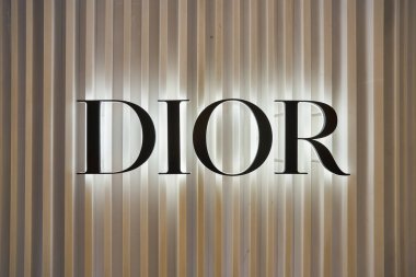 BANGKOK, THAILAND - CIRCA HAZİRANESİ, 2020: Bangkok 'taki Siyam Paragon alışveriş merkezinde Dior tabelasının yakın çekimi.
