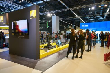 COLOGNE, ALMANY - CIRCA EPTEMBER, 2018: Photokina Sergisi 'nde Nikon uzayı. Photokina, Avrupa 'da fotoğraf ve görüntüleme endüstrisi için düzenlenen bir ticaret fuarıdır..