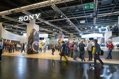 COLOGNE, ALMANY - CIRCA EPTEMBER, 2018: Photokina Exhibition 'daki Sony Space' de atmosfer. Photokina, Avrupa 'da fotoğraf ve görüntüleme endüstrisi için düzenlenen bir ticaret fuarıdır..