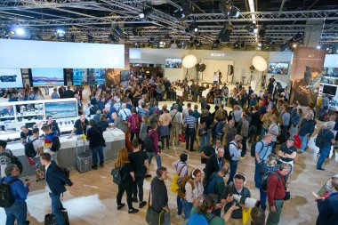 COLOGNE, ALMANY - CIRCA EPTEMBER, 2018: Photokina Exhibition 'daki Sony Space' de atmosfer. Photokina, Avrupa 'da fotoğraf ve görüntüleme endüstrisi için düzenlenen bir ticaret fuarıdır..