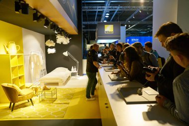 COLOGNE, ALMANY - CIRCA EPTEMBER, 2018: Nikon uzayındaki Photokina Sergisi 'ndeki kameraları deneyecek insanlar. Photokina, Avrupa 'da fotoğraf ve görüntüleme endüstrisi için düzenlenen bir ticaret fuarıdır..