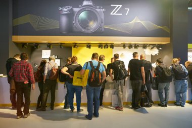 COLOGNE, ALMANY - CIRCA EPTEMBER, 2018: Photokina Sergisi 'nde Nikon uzayı. Photokina, Avrupa 'da fotoğraf ve görüntüleme endüstrisi için düzenlenen bir ticaret fuarıdır..