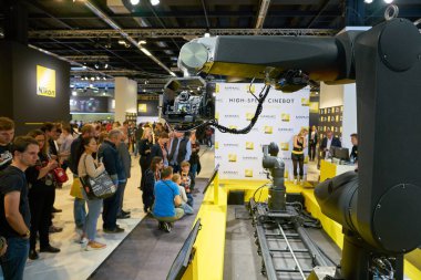 COLOGNE, ALMANY - CIRCA EPTEMBER, 2018: Photokina Sergisi 'nde Nikon uzayı. Photokina, Avrupa 'da fotoğraf ve görüntüleme endüstrisi için düzenlenen bir ticaret fuarıdır..