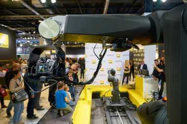 COLOGNE, ALMANY - CIRCA EPTEMBER, 2018: Photokina Sergisi 'nde Nikon uzayı. Photokina, Avrupa 'da fotoğraf ve görüntüleme endüstrisi için düzenlenen bir ticaret fuarıdır..