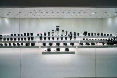 COLOGNE, ALMANY - CIRCA EPTEMBER, 2018: Sony dijital kameralar ve lensler Photokina Sergisi 'nde görülüyor. Photokina, Avrupa 'da fotoğraf ve görüntüleme endüstrisi için düzenlenen bir ticaret fuarıdır..