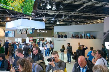 COLOGNE, ALMANY - CIRCA EPTEMBER, 2018: Photokina Exhibition 'daki Sony Space' de atmosfer. Photokina, Avrupa 'da fotoğraf ve görüntüleme endüstrisi için düzenlenen bir ticaret fuarıdır..