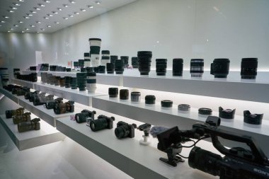 COLOGNE, ALMANY - CIRCA EPTEMBER, 2018: Sony dijital kameralar ve lensler Photokina Sergisi 'nde görülüyor. Photokina, Avrupa 'da fotoğraf ve görüntüleme endüstrisi için düzenlenen bir ticaret fuarıdır..
