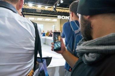 COLOGNE, ALMANY - CIRCA EPTEMBER, 2018: Photokina Sergisi 'ndeki Sony Space' de video çeken adam. Photokina, Avrupa 'da fotoğraf ve görüntüleme endüstrisi için düzenlenen bir ticaret fuarıdır..