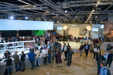 COLOGNE, ALMANY - CIRCA EPTEMBER, 2018: Photokina Exhibition 'daki Sony Space' de atmosfer. Photokina, Avrupa 'da fotoğraf ve görüntüleme endüstrisi için düzenlenen bir ticaret fuarıdır..