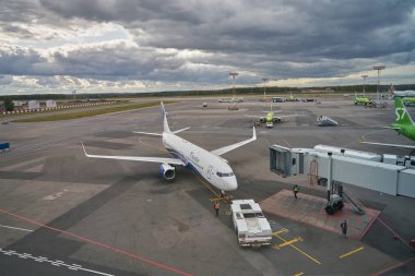 MOSCOW, RUSSIA - CRCA SEPTEMBER, 2019: Boeing 737 Moskova Domodedovo Havaalanı 'ndaki bir kapıdan itiliyor.