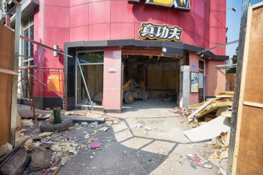 SHENZHEN, ÇİN - 27 Kasım 2019: Shenzhen 'deki Kungfu fast food restoranı inşaatında yükleyici.