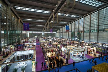 SHENZHEN, ÇİN - 27 Kasım 2019: Shenzhen Fuar ve Sergi Merkezi 'ndeki Moda Kaynak Alanı' ndaki insanların en üst görünümü.