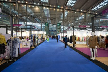 SHENZHEN, ÇİN - 27 Kasım 2019: Shenzhen Kongre ve Sergi Merkezi 'ndeki Moda Kaynak Alanı' nın iç çekimi.