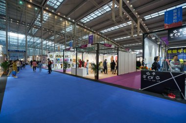 SHENZHEN, ÇİN - 27 Kasım 2019: Shenzhen Kongre ve Sergi Merkezi 'ndeki Moda Kaynak Alanı' nın iç çekimi.