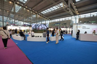 SHENZHEN, ÇİN - 27 Kasım 2019: Shenzhen Kongre ve Sergi Merkezi 'ndeki Moda Kaynak Alanı' nın iç çekimi.