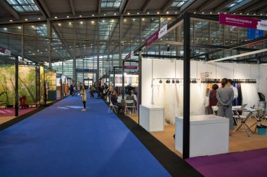 SHENZHEN, ÇİN - 27 Kasım 2019: Shenzhen Kongre ve Sergi Merkezi 'ndeki Moda Kaynak Alanı' nın iç çekimi.