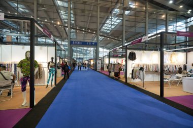 SHENZHEN, ÇİN - 27 Kasım 2019: Shenzhen Kongre ve Sergi Merkezi 'ndeki Moda Kaynak Alanı' nın iç çekimi.