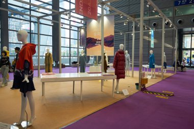 SHENZHEN, ÇİN - 27 Kasım 2019: Shenzhen Kongre ve Sergi Merkezi 'ndeki Moda Kaynak Alanı' nın iç çekimi.