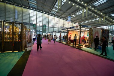 SHENZHEN, ÇİN - 27 Kasım 2019: Shenzhen Kongre ve Sergi Merkezi 'ndeki Moda Kaynak Alanı' nın iç çekimi.
