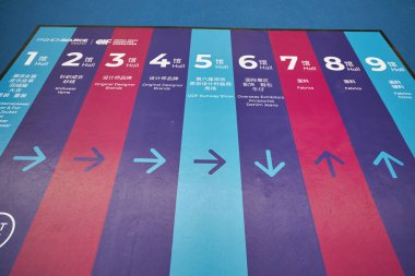 SHENZHEN, ÇİN - 27 Kasım 2019: Shenzhen Kongre ve Sergi Merkezi 'ndeki Moda Kaynak Alanı' nda yön işaretleri.