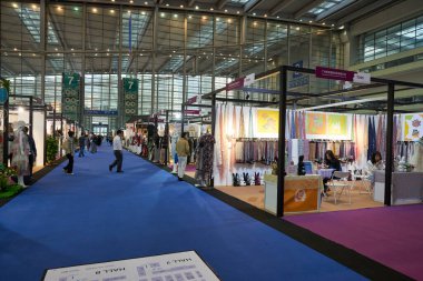 SHENZHEN, ÇİN - 27 Kasım 2019: Shenzhen Kongre ve Sergi Merkezi 'ndeki Moda Kaynak Alanı' nın iç çekimi.