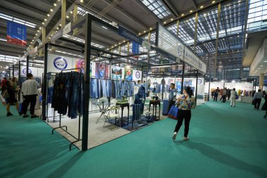 SHENZHEN, ÇİN - 27 Kasım 2019: Shenzhen Kongre ve Sergi Merkezi 'ndeki Moda Kaynak Alanı' nın iç çekimi.