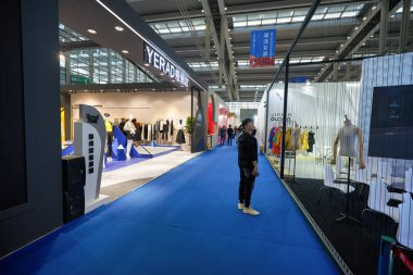 SHENZHEN, ÇİN - 27 Kasım 2019: Shenzhen Kongre ve Sergi Merkezi 'ndeki Moda Kaynak Alanı' nın iç çekimi.