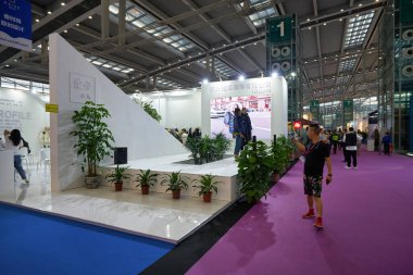 SHENZHEN, ÇİN - 27 Kasım 2019: Shenzhen Kongre ve Sergi Merkezi 'ndeki Moda Kaynak Alanı' nın iç çekimi.