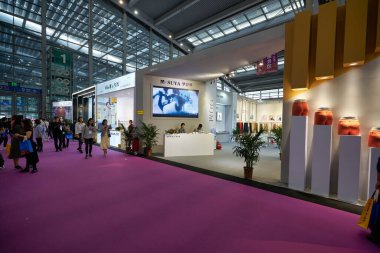 SHENZHEN, ÇİN - 27 Kasım 2019: Shenzhen Kongre ve Sergi Merkezi 'ndeki Moda Kaynak Alanı' nın iç çekimi.