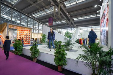 SHENZHEN, ÇİN - 27 Kasım 2019: Shenzhen Kongre ve Sergi Merkezi 'ndeki Moda Kaynağında poz veren modeller.