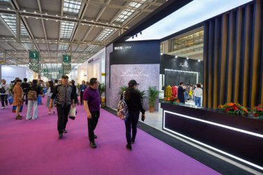 SHENZHEN, ÇİN - 27 Kasım 2019: Shenzhen Kongre ve Sergi Merkezi 'ndeki Moda Kaynak Alanı' nın iç çekimi.