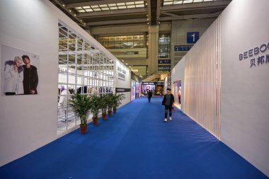 SHENZHEN, ÇİN - 27 Kasım 2019: Shenzhen Kongre ve Sergi Merkezi 'ndeki Moda Kaynak Alanı' nın iç çekimi.