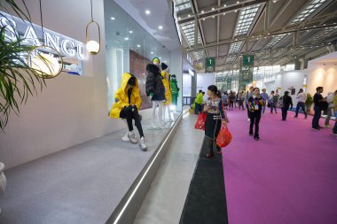 SHENZHEN, ÇİN - 27 Kasım 2019: Shenzhen Kongre ve Sergi Merkezi 'ndeki Moda Kaynak Alanı' nın iç çekimi.