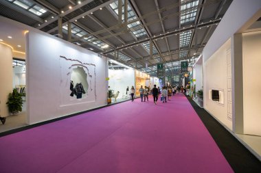 SHENZHEN, ÇİN - 27 Kasım 2019: Shenzhen Kongre ve Sergi Merkezi 'ndeki Moda Kaynak Alanı' nın iç çekimi.