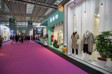 SHENZHEN, ÇİN - 27 Kasım 2019: Shenzhen Kongre ve Sergi Merkezi 'ndeki Moda Kaynak Alanı' nın iç çekimi.