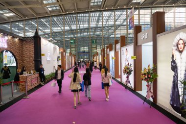 SHENZHEN, ÇİN - 27 Kasım 2019: Shenzhen Kongre ve Sergi Merkezi 'ndeki Moda Kaynak Alanı' nın iç çekimi.