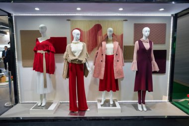 SHENZHEN, ÇİN - 27 Kasım 2019: Shenzhen Fuar ve Sergi Merkezi 'ndeki Moda Kaynak Alanı' nda giysili mankenler sergileniyor.