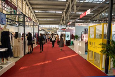 SHENZHEN, ÇİN - 27 Kasım 2019: Shenzhen Kongre ve Sergi Merkezi 'ndeki Moda Kaynak Alanı' nın iç çekimi.