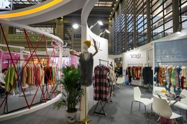 SHENZHEN, ÇİN - 27 Kasım 2019: Shenzhen Kongre ve Sergi Merkezi 'ndeki Moda Kaynak Alanı' nın iç çekimi.