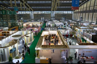 SHENZHEN, ÇİN - 27 Kasım 2019: Shenzhen Fuar ve Sergi Merkezi 'ndeki Moda Kaynak Alanı' ndaki insanların en üst görünümü.