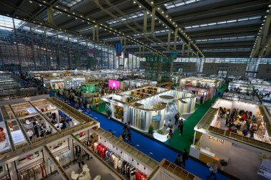 SHENZHEN, ÇİN - 27 Kasım 2019: Shenzhen Fuar ve Sergi Merkezi 'ndeki Moda Kaynak Alanı' ndaki insanların en üst görünümü.