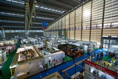 SHENZHEN, ÇİN - 27 Kasım 2019: Shenzhen Fuar ve Sergi Merkezi 'ndeki Moda Kaynak Alanı' ndaki insanların en üst görünümü.