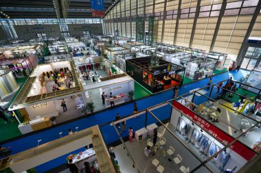 SHENZHEN, ÇİN - 27 Kasım 2019: Shenzhen Fuar ve Sergi Merkezi 'ndeki Moda Kaynak Alanı' ndaki insanların en üst görünümü.